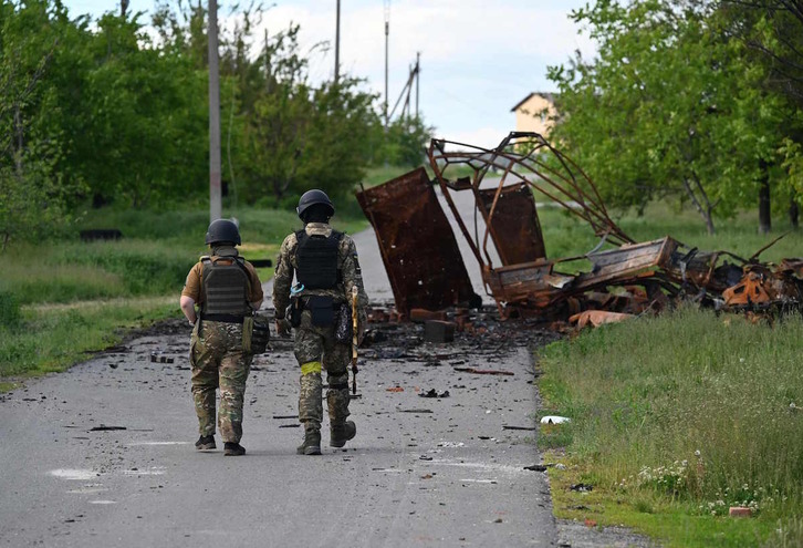 Dos soldados ucranianos caminan cerca de Jarkov.