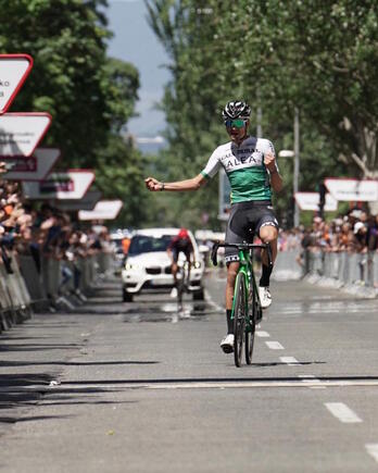 Pablo García celebra su victoria en Iruñea por delante de Andrew Vollmer.