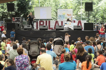 Haurrak Ibilaldiko ikuskisunaz gozatzen.