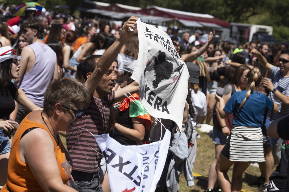 Aldarrikapenei bide emateko aukera ere probestu dute zenbaitzuk.