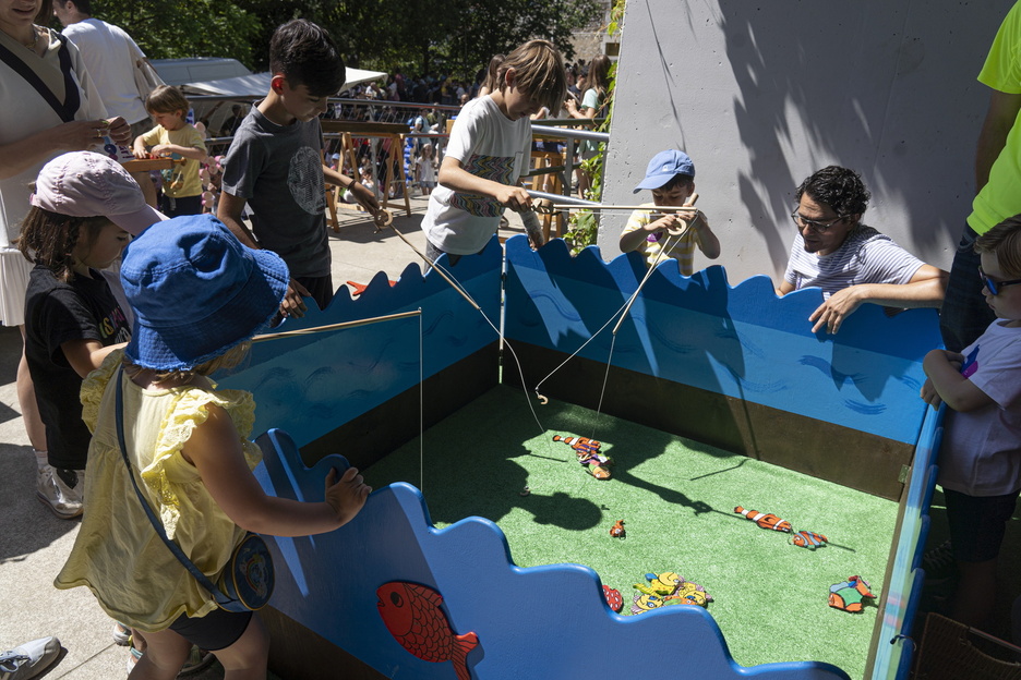 Haurrak arrantzale Ibilaldian.