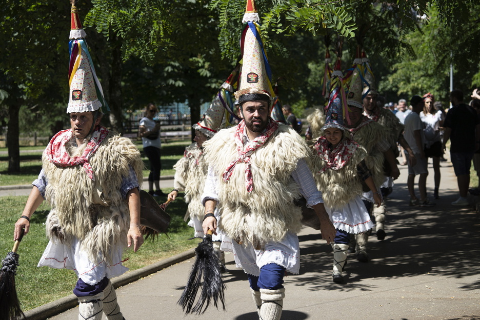 Joaldunek ere girotu dute eguna.