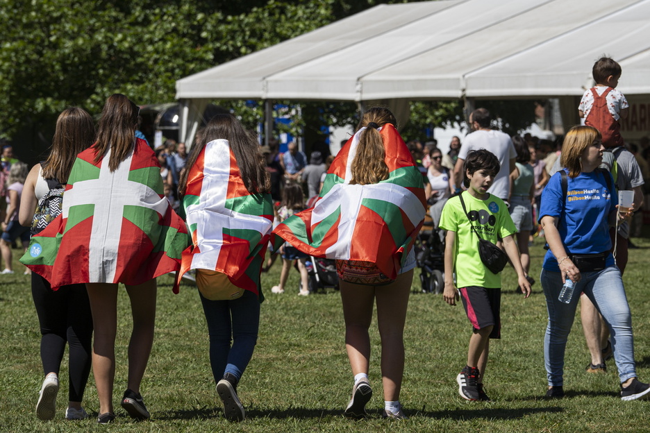 Ikurriña bizkarrean agertu dira pertsona hauek Ibilaldira.