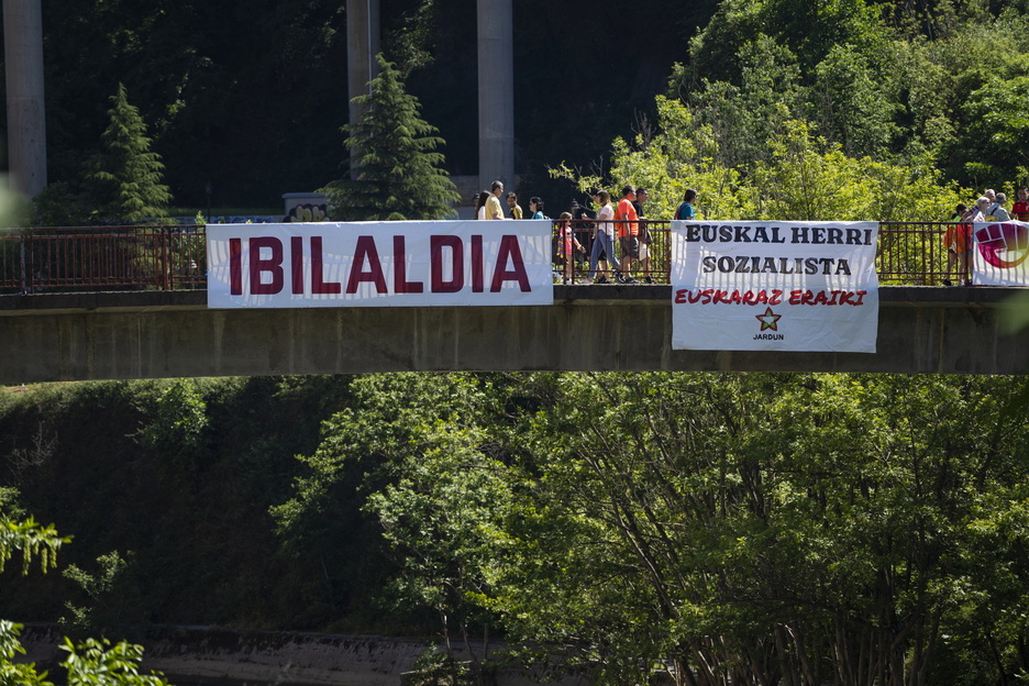 Kartelak zubitik zintzilik, egun handia apaintzen.