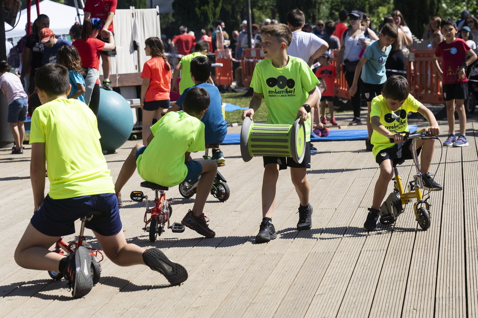 Bizikleta txiki-txikiak hartu eta jolasean aritu dira haurrak.