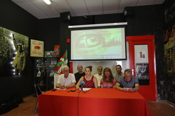 Frankismaoren Krimenen Aurkako Plataformaren prensaurrekoa; ezkerrean, Josu Ibargutxi.