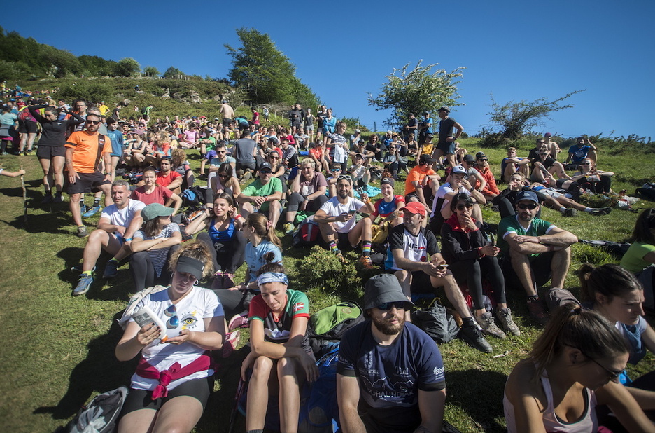 Ikusle andana bildu da mendi magaletan. Ikusle andana bildu da mendi magaletan.