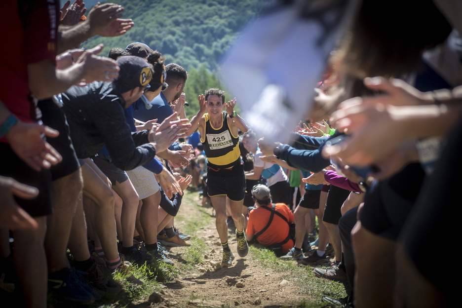 Korrikalari bat ikusleen animoak eskertzen. Korrikalari bat ikusleen animoak eskertzen.