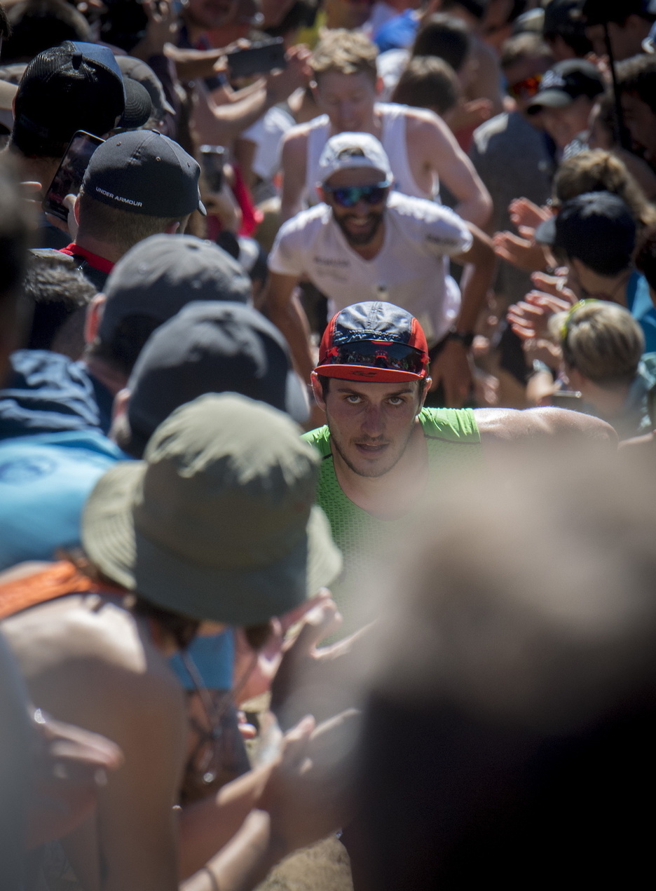 Jendea artean maldan gora. Jendea artean maldan gora.