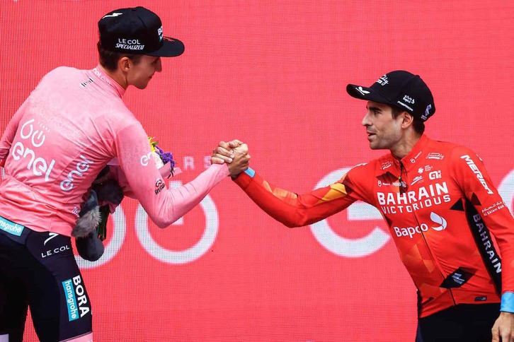 Mikel Landa felicita a Jai Hindley en el podio final del Giro en Verona.