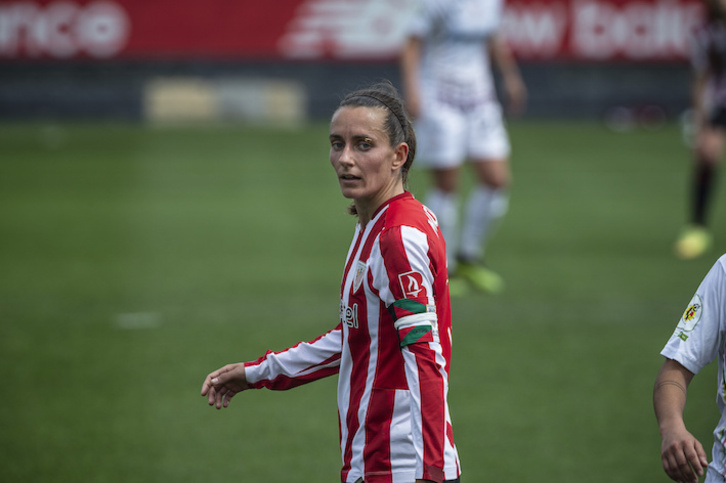 Moraza, en la imagen con el brazalete de capitana, ha completado siete temporadas con la camiseta del Athletic.