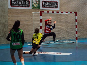 Maitane Larrayoz atezaina partida batean.