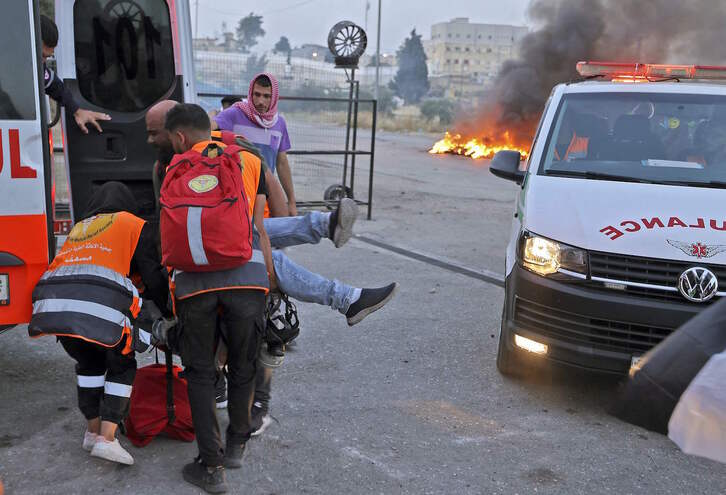 Un herido por las fuerzas israelíes es introducido en un ambulancia.