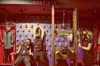 Estetika benetan berezia dute Negra Cucaracha Terrorfolk taldekoek.