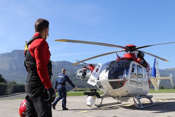 Un helicóptero de la Ertzaintza ha trasladado al herido hasta el Hospital Gurutzeta.