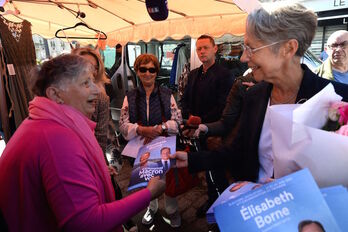 Elisabeth Borne, de campaña en Calvados, se juega en la elección su continuidad como primera ministra.