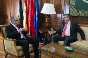 Enrique Maya, alcalde de Iruñea, junto al cónsul general de Cuba en Madrid, Alain Pérez.