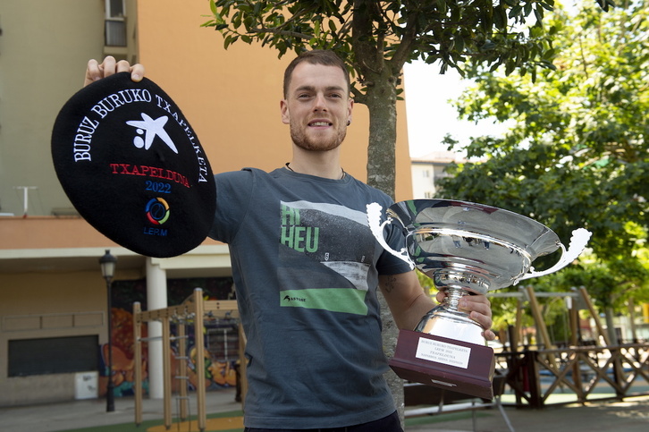 Unai Laso posa sonriente con la txapela obtenida el domingo.