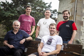 Brigade Loco taldeko eta Nabarralde elkarteko kideak pozik daude egindako lanarekin.