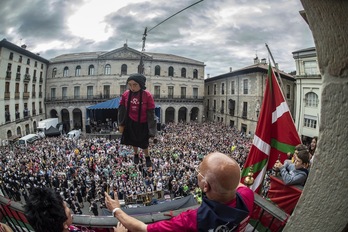 Txupinazoa eta Bitorianatxoren jaitsiera, Udaletxeko balkoian.