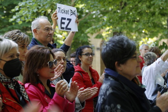 Varias de las personas concentradas ayer ante el Palacio Foral mostraron carteles en señal de protesta.