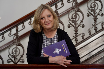 Arrate Egaña ‘Itzalen distira’ liburuaren aurkezpenean.