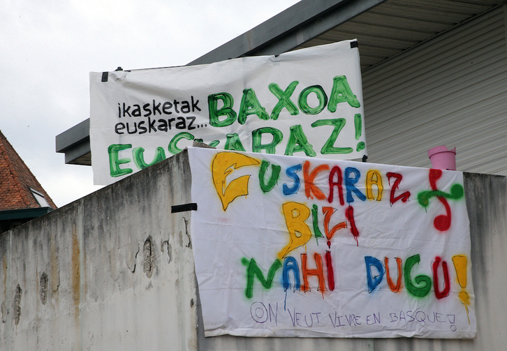 Seaskako ordezkariek Baionan eginiko okupazioa azterketak euskaraz aldarrikatzeko.