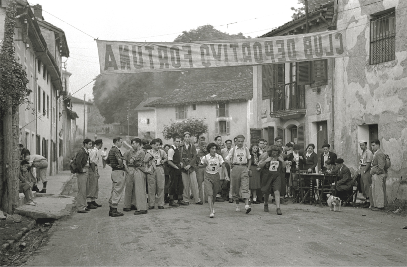 Salida de Astigarraga de la 2ª Mendi Ibilaldia. Las mujeres empezaban a usar una falda pantalón que facilitaba los movimientos.