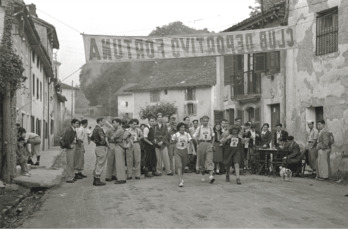 Salida de Astigarraga de la 2ª Mendi Ibilaldia. Las mujeres empezaban a usar una falda pantalón que facilitaba los movimientos.