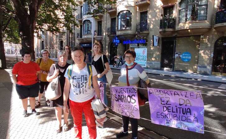 Amara eta Groseko talde feministen eta Plazandreok taldearen prentsaurrekoa.