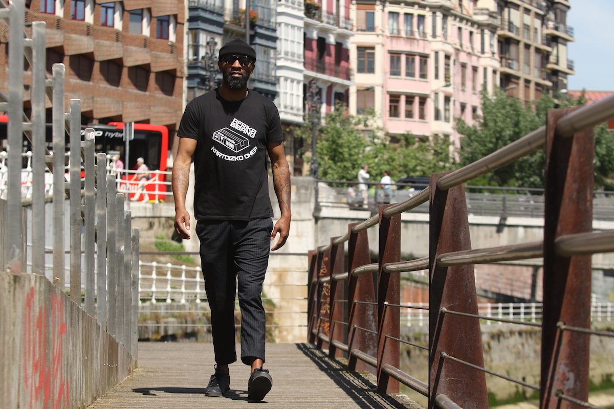 El rapero Betto Snay con la camiseta para recaudar fondos para las personas sin hogar. (Oskar MATXIN/FOKU)