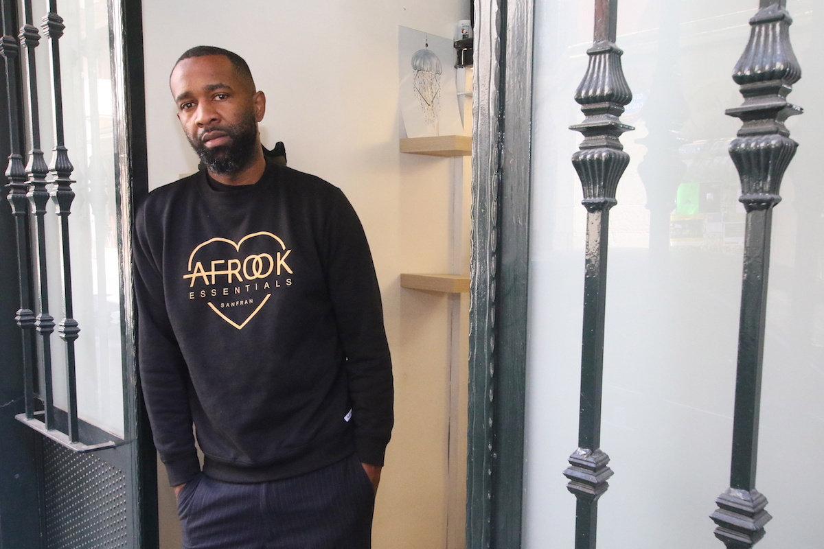 Betto Snay posa en la puerta de su oficina en el barrio San Francisco. (Oskar Matxin/FOKU)