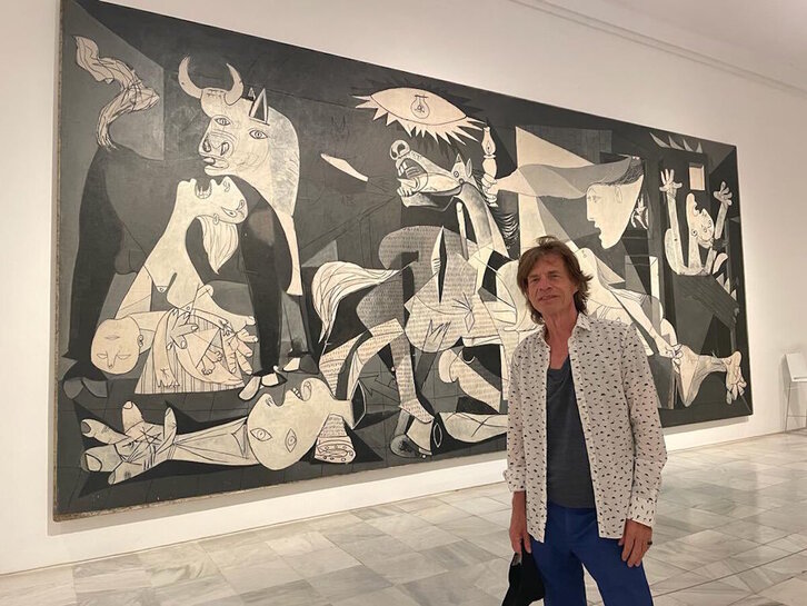 Mick Jagger posa ante el cuadro ‘Guernica’ de Picasso, en el Museo reina Sofía de Madrid.