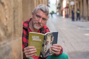 Asel Luzarragak Donostian aurkeztu du ‘Katuak jandakoa’, Elkarren eskutik.