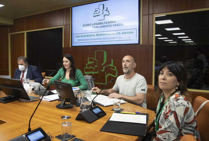 Arkaiz Zarraga eta Leire Vitoria Gasteizko Legebiltzarrean izan dira asteazken honetan.