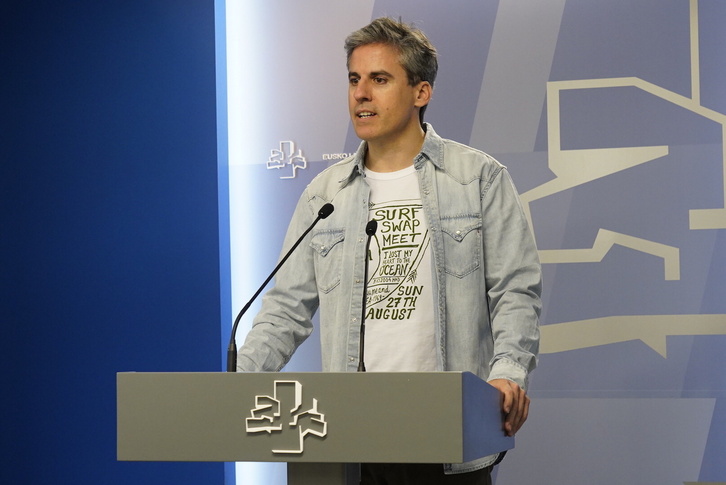 El parlamentario de EH Bildu Unai Fernández de Betoño propone un cambio legal para evitar que los ayuntamientos se salten la ley.