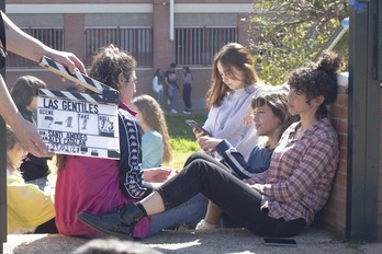 La protagonista es una chica de hoy en día que vuelca su vida en las redes sociales.