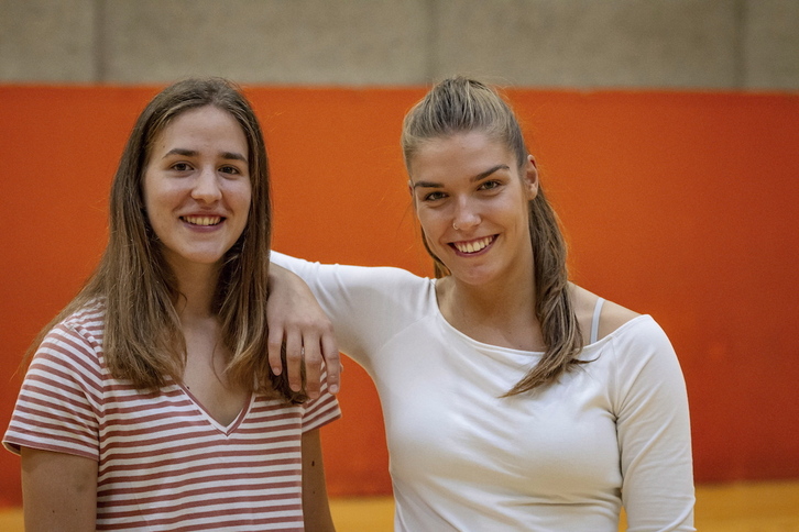 Anne Erauskin –derecha–, junto a la que ha sido hasta ahora su compañera, Ane Encina.