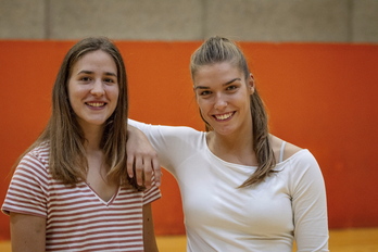 Anne Erauskin –derecha–, junto a la que ha sido hasta ahora su compañera, Ane Encina.