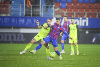 Fran Sol disputa el balón con el exarmero Aleix García en el choque que enfrentó a Eibar y Girona en Ipurua el pasado noviembre.