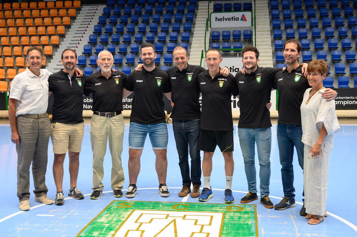 Foto de grupo del cuarpo técnico de Helvetia Anaitasuna.