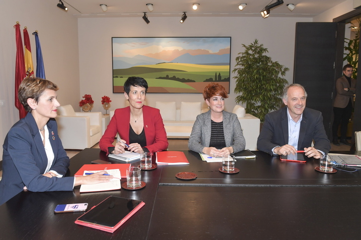 La lehendakari María Chivite y la consejera de Hacienda, Elma Saiz, junto a Bakartxo Ruiz y Adolfo Araiz (EH Bildu), durante una negociación presupuestaria.