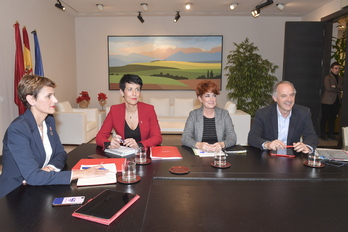La lehendakari María Chivite y la consejera de Hacienda, Elma Saiz, junto a Bakartxo Ruiz y Adolfo Araiz (EH Bildu), durante una negociación presupuestaria.