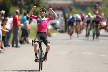 Iker Mintegi celebra su victoria más especial en Iturmendi tras cuatro años sin poder levantar los brazos.
