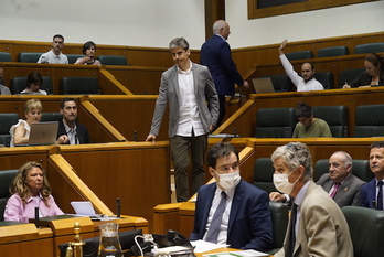 El parlamentario Unai Fernández de Betoño se dirige a la tribuna a realizar su intervención.