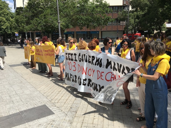 Concentración de la Plataforma 0-3 ante el Parlamento de Nafarroa.