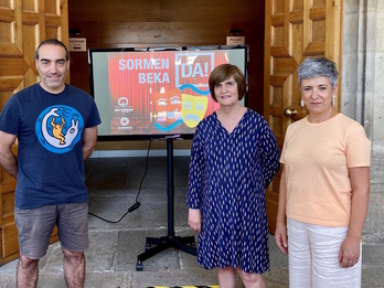 Ezker-eskuin, Juan Rios, Durangoko alkate-ordea; Nerea Mujika, Gerediaga elkarteko lehendakaria eta Ima Garrastatxu alkatea, osteguneko aurkezpenean.