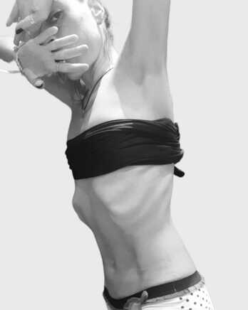 Pisua, ispilua eta buruaren arteko leiha