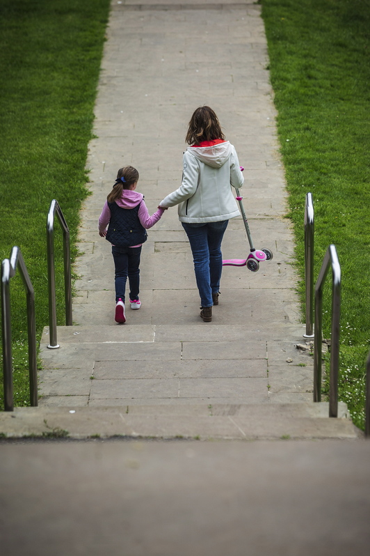 Foto de archivo de una mujer que pasea con una niña, en Bilbo.