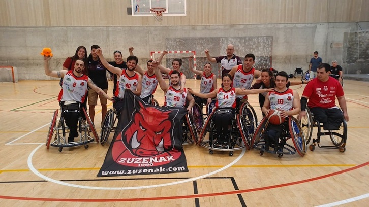 La plantilla del Zuzenak, posando el día en el que logró la permanencia en División de Honor.